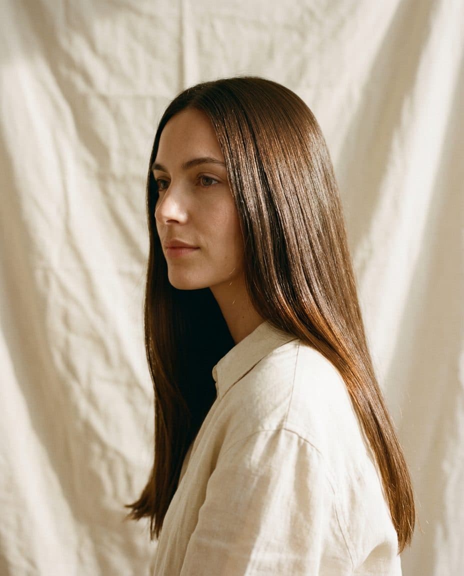 Femme aux cheveux longs lissés