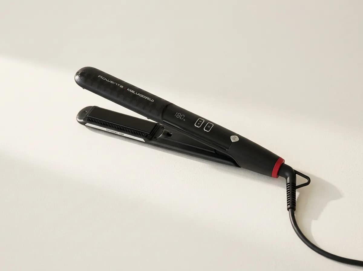 Lisseur Rowenta x Karl Lagerfeld K/Pro Stylist SF467LF0 à peigne intégré, noir