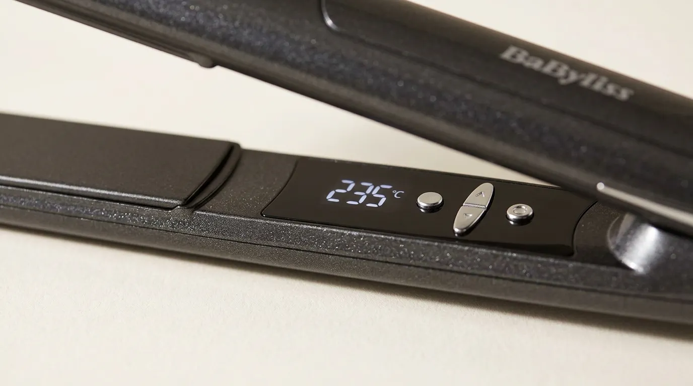 Gros plan sur l'écran de température et les boutons du BaByliss Platinum Diamond 235