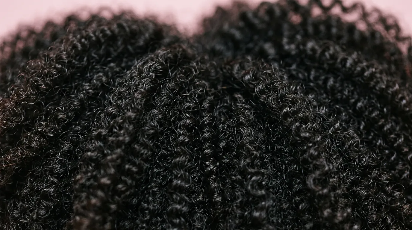 Gros plan sur des cheveux crépus noirs aux boucles serrées